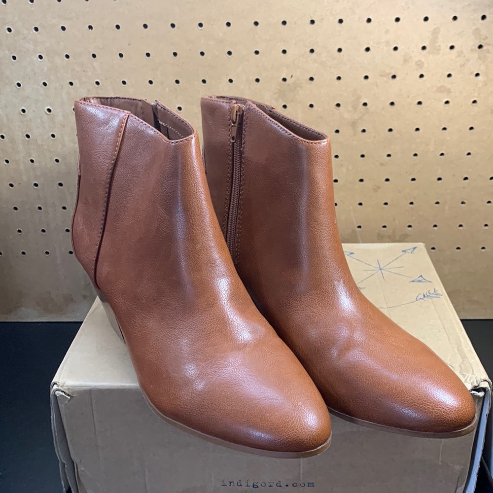 New in box indigo rd. Ankle boots Sz10m Brown